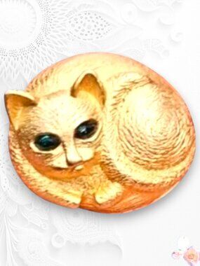 Signed Piscitelli Curled Cat Brooch Gold Tone Green Eyes Vintage